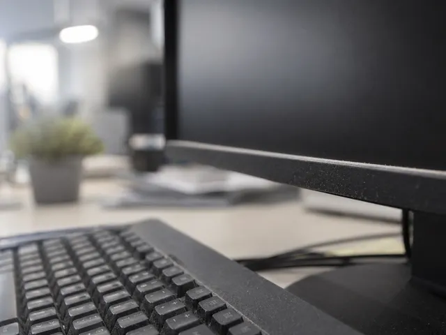 Staub auf Monitor und Tastatur als Symbol nachlassender Gründlichkeit bei der Büroreinigung