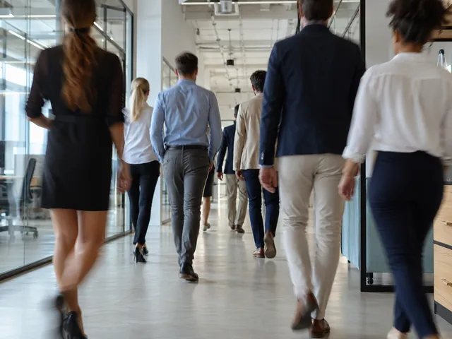 Wechselnde Mitarbeitende im Büroflur als Symbol für Personalfluktuation bei der Reinigung