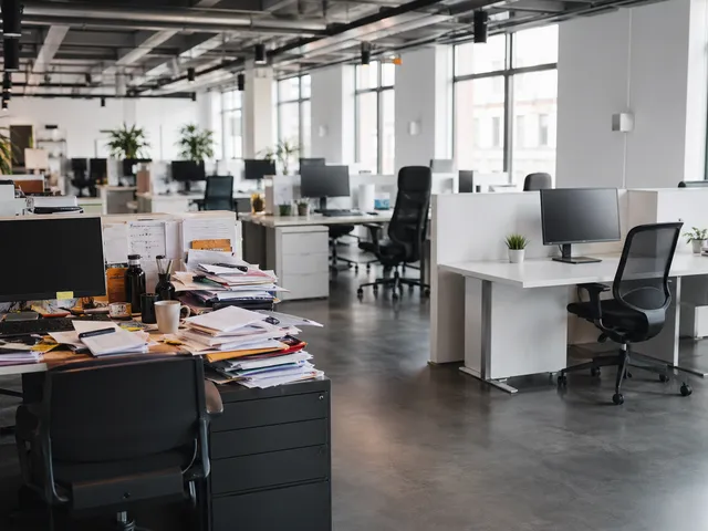 Büro mit unterschiedlich aufgeräumten Arbeitsplätzen als Symbol für uneinheitliche Reinigungsergebnisse