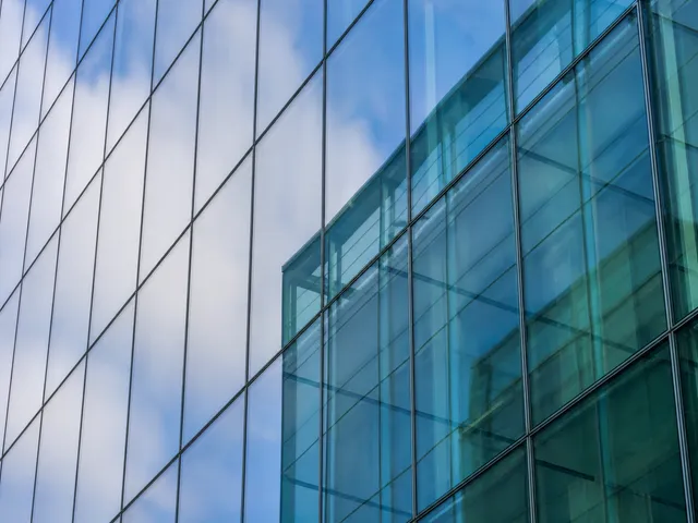 Moderne beschichtete Glasfassade als Symbol für empfindliche Sonnenschutz- und Wärmeschutzverglasung