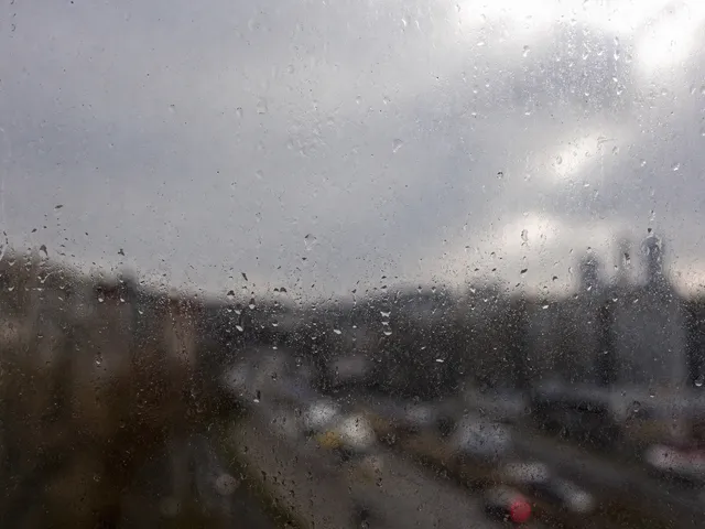 Regentropfen auf einer Fensterscheibe als Symbol für saisonale Verschmutzung und Witterungseinflüsse