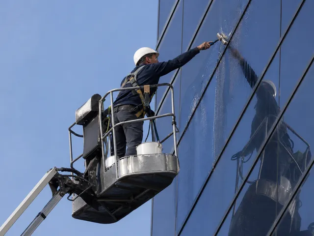 Fensterreinigung in der Höhe mit Hebebühne als Symbol für schwer erreichbare Glasflächen