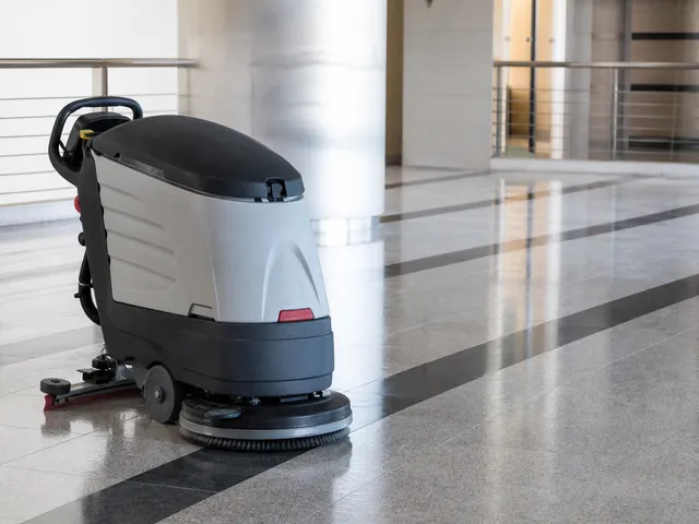 Gewerbliche Reinigungsmaschine im Gebäude als Symbol für professionelle Grundreinigungsausrüstung