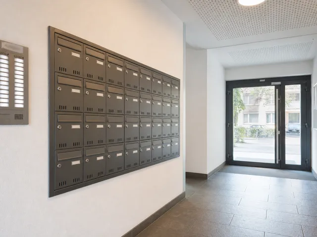 Briefkastenanlage im Eingangsbereich eines Mehrfamilienhauses