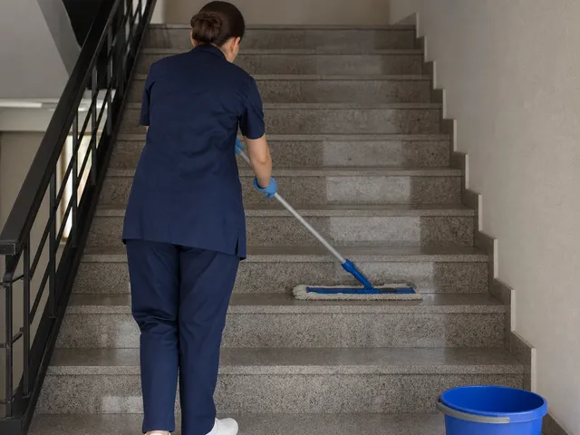 Reinigungskraft bei der Treppenhausreinigung