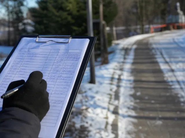 Klemmbrett mit Winterdienst-Protokoll im Außenbereich als Symbol für nachweisbare Einsätze und Dokumentation