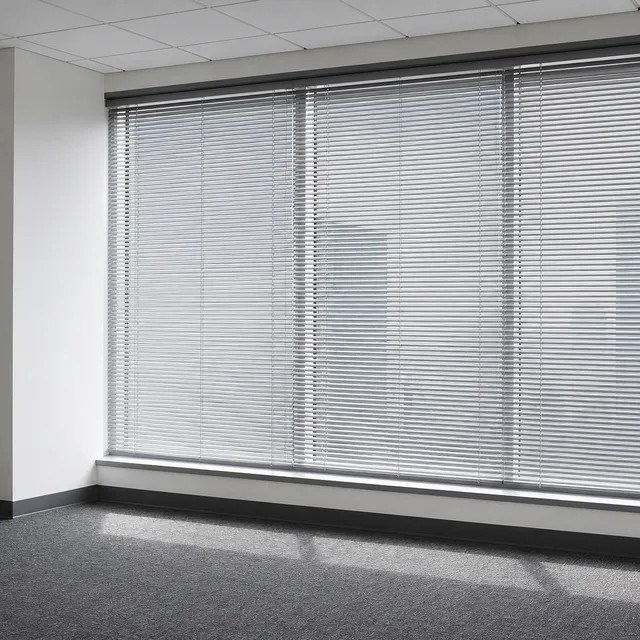 Horizontaljalousien aus Aluminium an einem Bürofenster
