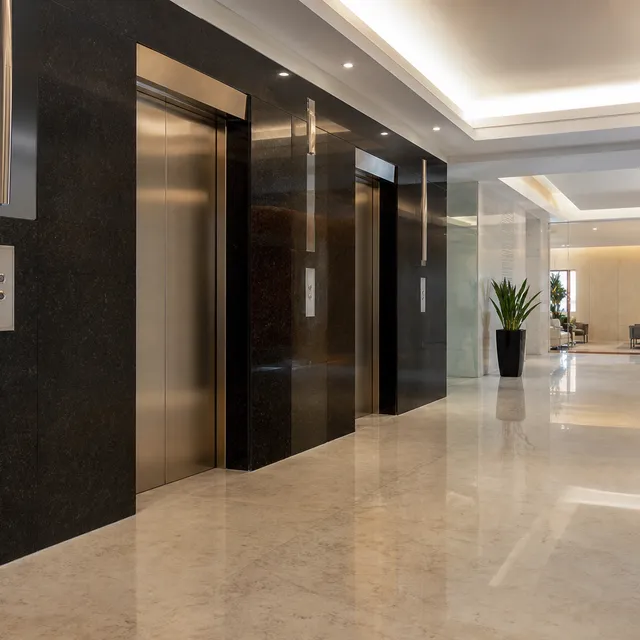 Lobby und Gemeinschaftsflächen mit Aufzug in einem Gewerbegebäude